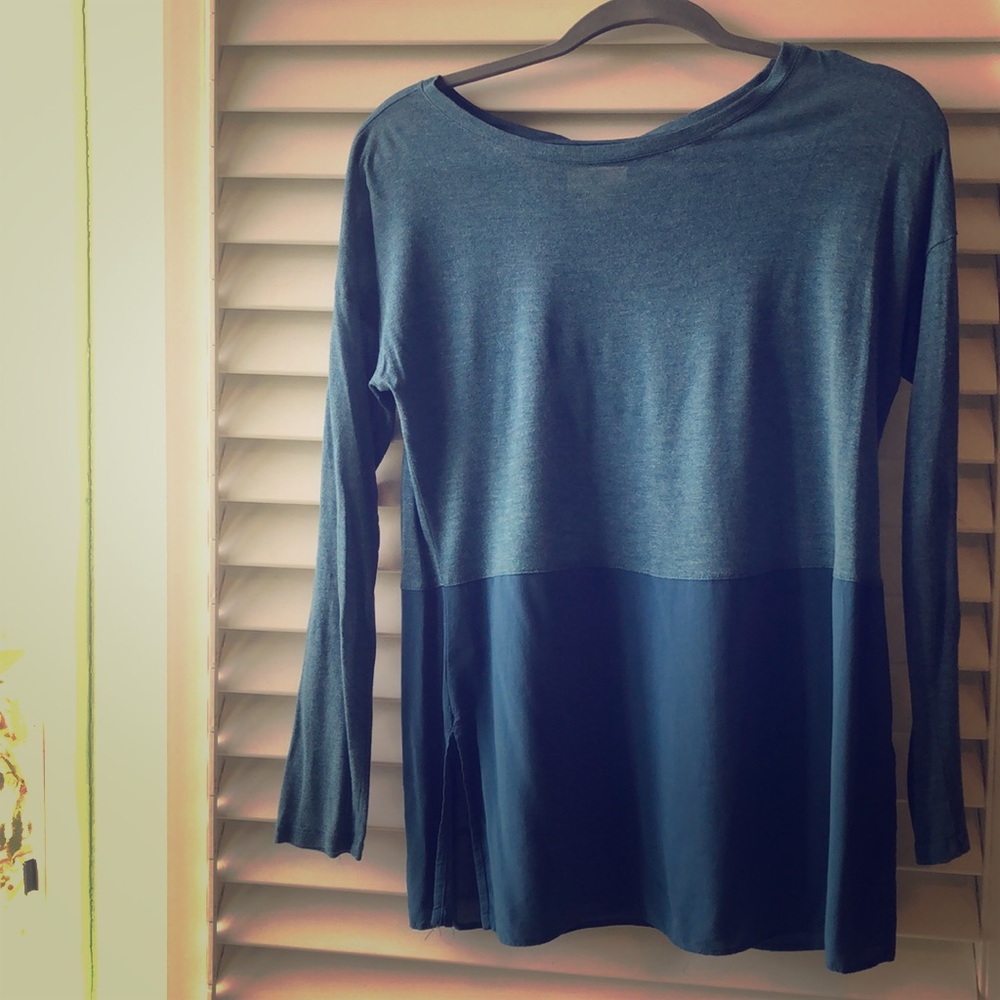 Lou & Grey scoop neck, blue tonal, lightweight